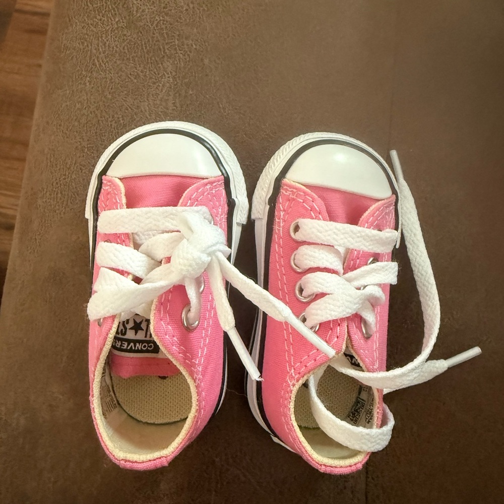 Converse Kids Sneakers in Vibrant Pink